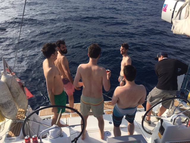  Discuter debout sur le bateau 